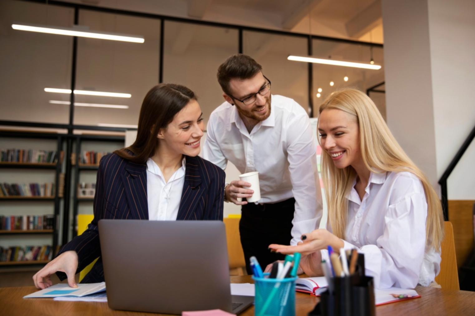 Équipe d'analystes financiers travaillant sur l'évaluation des risques